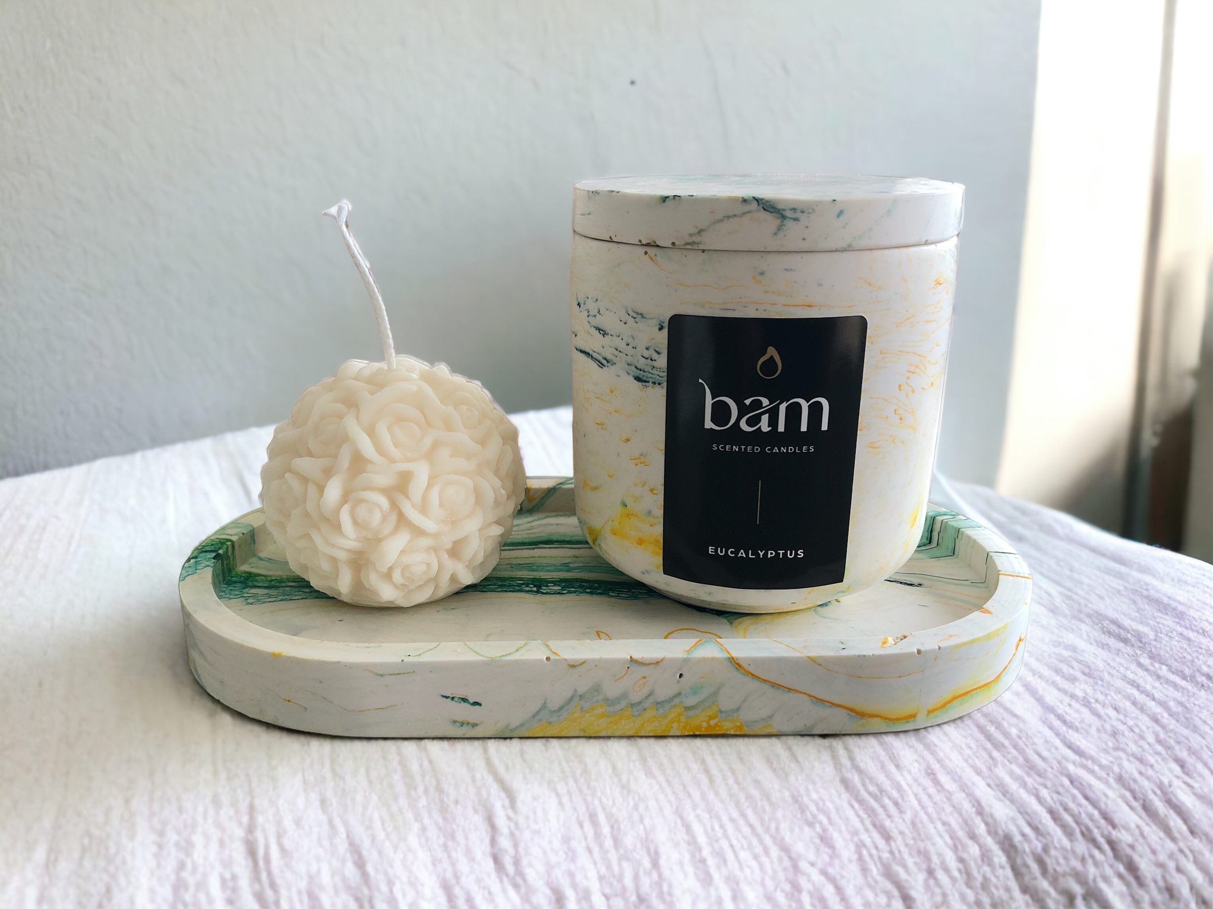 geschenkset met eucalyptus geurkaars, decoratieve kaars en schaaltje